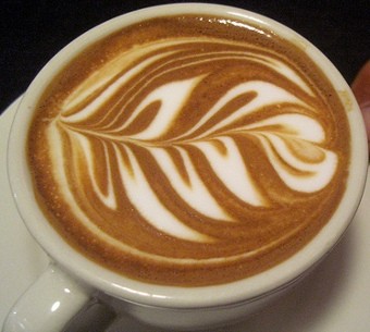 « Latte art » : l’art de créer des formes à la surface d’un cappuccino - ảnh 1